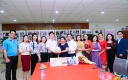 Nhóm thơ văn "Búp trên cành" tặng sách Thư viện tỉnh Thái Bình