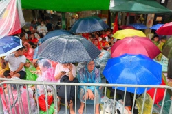 Chờ xem duyệt binh
