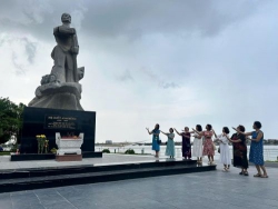 Bên Mẹ