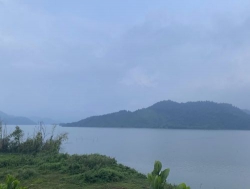 Dưới đáy hồ