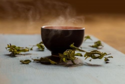 Uống trà Thái ở Cô Tô