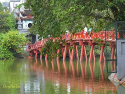 Trên cầu Thê Húc