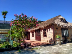 Trên mái nhà ta xưa