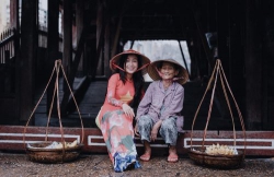 Một già một trẻ bằng nhau