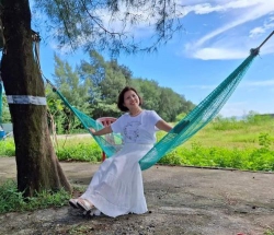 Ta chạm vào....