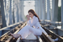 Tàu hỏa chạy trên đường ray